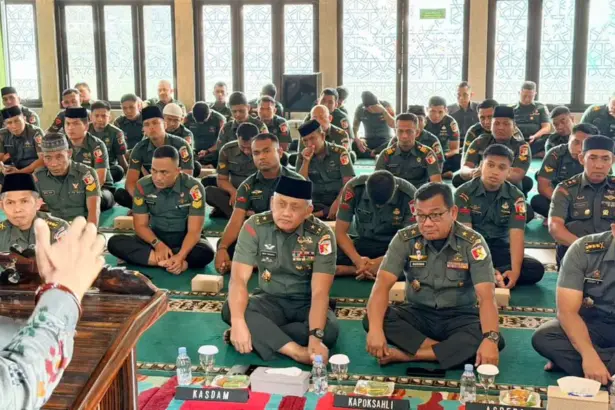 Kasdam XXIII/Palaka Wira Brigjen TNI Agus Sasmita bersama para Asisten Kodam XXIII/Palaka Wira dan para Kepala Badan Pelaksana Kodam (Kabalakdam), perwira, bintara, tamtama, serta PNS pada peringatan Isra Miraj di masjid Al Aqsa Kodam XXIII/PW Palu, Kamis (22/1/2026). (©Pendam23)