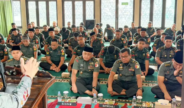 Kasdam XXIII/Palaka Wira Brigjen TNI Agus Sasmita bersama para Asisten Kodam XXIII/Palaka Wira dan para Kepala Badan Pelaksana Kodam (Kabalakdam), perwira, bintara, tamtama, serta PNS pada peringatan Isra Miraj di masjid Al Aqsa Kodam XXIII/PW Palu, Kamis (22/1/2026). (©Pendam23)