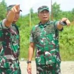 Pangdam XXIII/Palaka Wira Mayjen TNI Jonathan Binsar Parluhutan Sianipar (kanan) meninjau lokasi pembangunan Kodim di Buol, Kamis (15/1/2026). (©Pendam23)