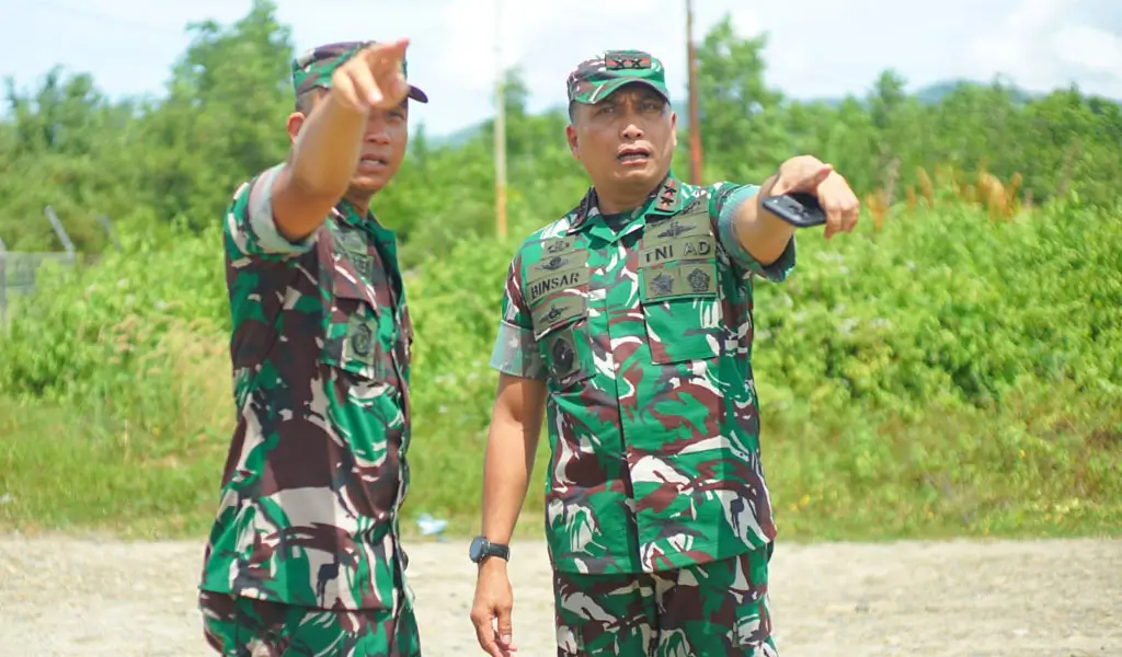 Pangdam XXIII/Palaka Wira Mayjen TNI Jonathan Binsar Parluhutan Sianipar (kanan) meninjau lokasi pembangunan Kodim di Buol, Kamis (15/1/2026). (©Pendam23)