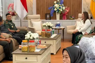 Pangdam XXIII/Palaka Wira Mayjen TNI Jonathan Binsar Parluhutan Sianipar saat kunjungan ke Bupati Donggala Vera Elena Laruni di Kantor Bupati Donggala, Rabu (7/1/2026). (©Pendam23)