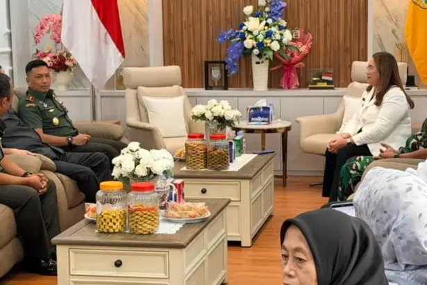 Pangdam XXIII/Palaka Wira Mayjen TNI Jonathan Binsar Parluhutan Sianipar saat kunjungan ke Bupati Donggala Vera Elena Laruni di Kantor Bupati Donggala, Rabu (7/1/2026). (©Pendam23)