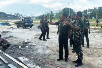 Pangdam XXIII/Palaka Wira, Mayjen TNI Jonathan Binsar Parluhutan Sianipar, meninjau progres pembangunan Koperasi Desa/Kelurahan Merah Putih (KDKMP) di Desa Lolu, Sigi, Senin (19/1/2026). (©Pendam23)