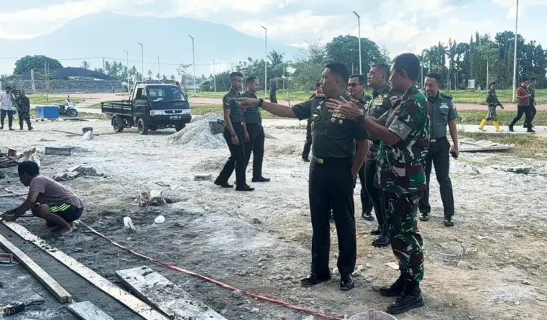 Pangdam XXIII/Palaka Wira, Mayjen TNI Jonathan Binsar Parluhutan Sianipar, meninjau progres pembangunan Koperasi Desa/Kelurahan Merah Putih (KDKMP) di Desa Lolu, Sigi, Senin (19/1/2026). (©Pendam23)