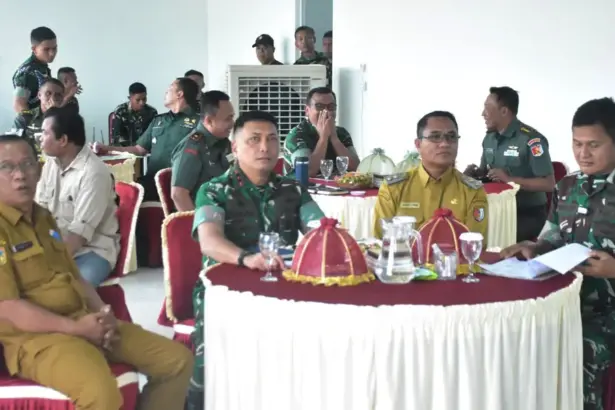 Pangdam XXIII/Palaka Wira bersama Wabup Sigi pada vicom membahas KDMP di Desa Lolu, Sigi, Selasa (20/1/2026). (©Pendam23)
