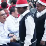 Gubernur Lemhannas H. TB. Ace Hasan Syadzily menyapa anak-anak pada peringatan Natal di Jakrta, Selas (27/1/2026). (©Lemhanas)