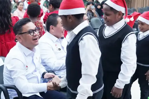 Gubernur Lemhannas H. TB. Ace Hasan Syadzily menyapa anak-anak pada peringatan Natal di Jakrta, Selas (27/1/2026). (©Lemhanas)