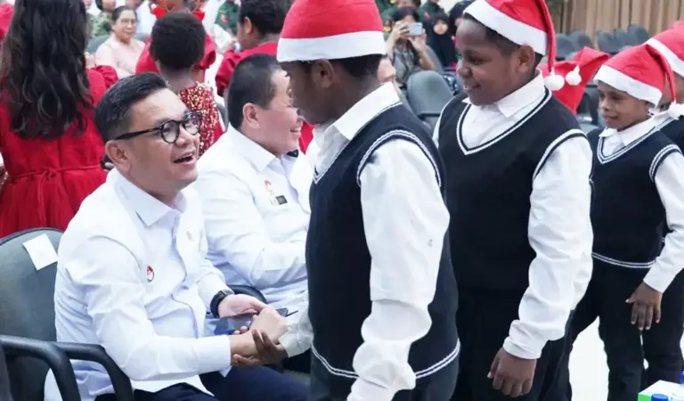 Gubernur Lemhannas H. TB. Ace Hasan Syadzily menyapa anak-anak pada peringatan Natal di Jakrta, Selas (27/1/2026). (©Lemhanas)