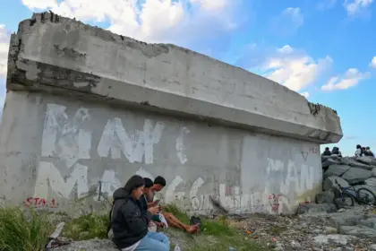 Warga beraktivitas di dekat oprot Jembatan Palu IV, Kampung Lere, Palu, Minggu (18/1/2026). (©bmzIMAGES/Basri Marzuki)