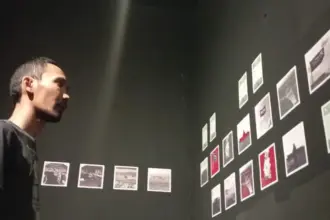 Kukuh Ramadhan dengan pameran "Sisa"nya. (©ist)