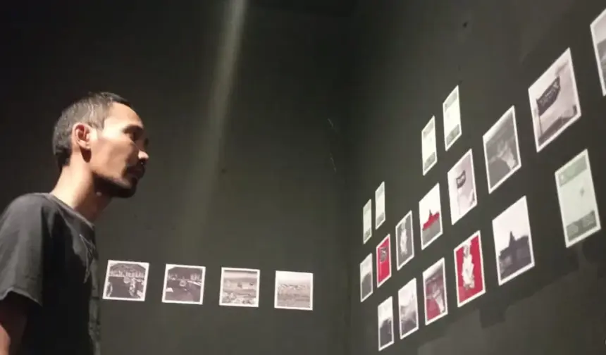 Kukuh Ramadhan dengan pameran "Sisa"nya. (©ist)