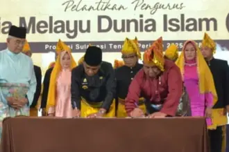Gubernur Sulteng Anwar Hafid meneken berita acara pelantikan dirinya sebagai Ketua Umum DMDI Sulteng di Palu, Senin (26/1/2026). (©Prokopim Setda Kota Palu/Imron)