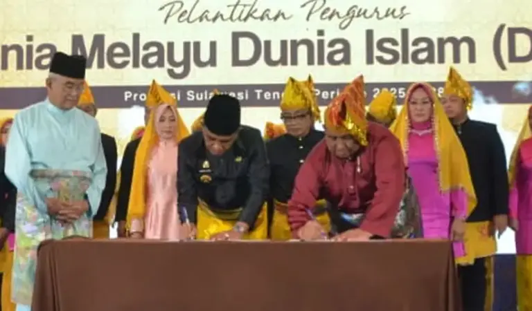 Gubernur Sulteng Anwar Hafid meneken berita acara pelantikan dirinya sebagai Ketua Umum DMDI Sulteng di Palu, Senin (26/1/2026). (©Prokopim Setda Kota Palu/Imron)