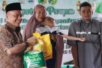 Wali Kota Palu Hadianto Rasyid menyerahkan bantuan sembako pad aperingatan Isra Miraj bersama penyandang disabilitas di RUmah Merah Putih Difabel Berkarya Palu, Minggu (25/1/2026). (©Prokopim Setda Kota Palu/Jufri)