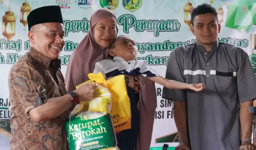Wali Kota Palu Hadianto Rasyid menyerahkan bantuan sembako pad aperingatan Isra Miraj bersama penyandang disabilitas di RUmah Merah Putih Difabel Berkarya Palu, Minggu (25/1/2026). (©Prokopim Setda Kota Palu/Jufri)