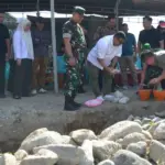 Kadis Koperasi, UMKM, dan Tenaga Kerja Kota Palu, Zulkifli meletakkan batu pertama pembangunan Gedung/Gerai Koperasi Merah Putih Kelurahan Tondo, Sabtu (24/1/2026). (©Prokopim Setda Kota Palu/Imron)