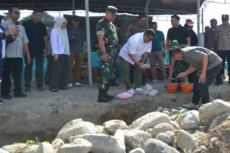 Kadis Koperasi, UMKM, dan Tenaga Kerja Kota Palu, Zulkifli meletakkan batu pertama pembangunan Gedung/Gerai Koperasi Merah Putih Kelurahan Tondo, Sabtu (24/1/2026). (©Prokopim Setda Kota Palu/Imron)