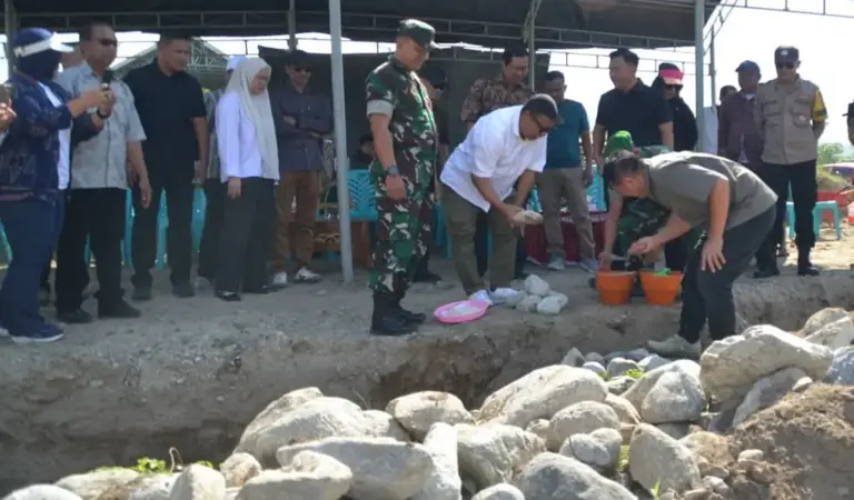 Kadis Koperasi, UMKM, dan Tenaga Kerja Kota Palu, Zulkifli meletakkan batu pertama pembangunan Gedung/Gerai Koperasi Merah Putih Kelurahan Tondo, Sabtu (24/1/2026). (©Prokopim Setda Kota Palu/Imron)