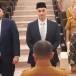 Wali Kota Palu, Hadianto Rasyid melantik komisaris dan direksi PT Bangun Palu di Auditorium Kantor Wali Kota, Selasa (27/1/2026). (©Prokopim Steda Kota Palu/Iwan)