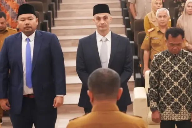 Wali Kota Palu, Hadianto Rasyid melantik komisaris dan direksi PT Bangun Palu di Auditorium Kantor Wali Kota, Selasa (27/1/2026). (©Prokopim Steda Kota Palu/Iwan)