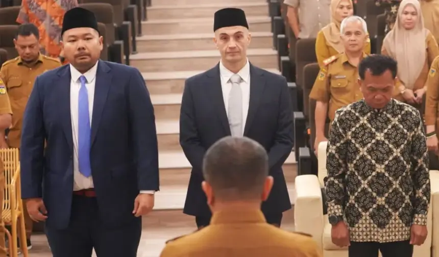 Wali Kota Palu, Hadianto Rasyid melantik komisaris dan direksi PT Bangun Palu di Auditorium Kantor Wali Kota, Selasa (27/1/2026). (©Prokopim Steda Kota Palu/Iwan)