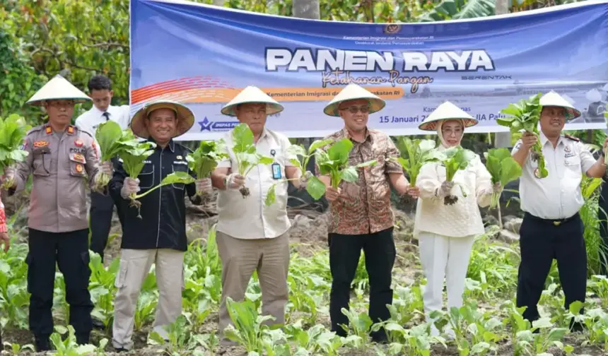 Panen raya serentak warga binaan Lapas Palu di Langaleso, Sigi, Kamis (15/1/2026). (©Prokopim Setda Kota Palu/Yuspi)