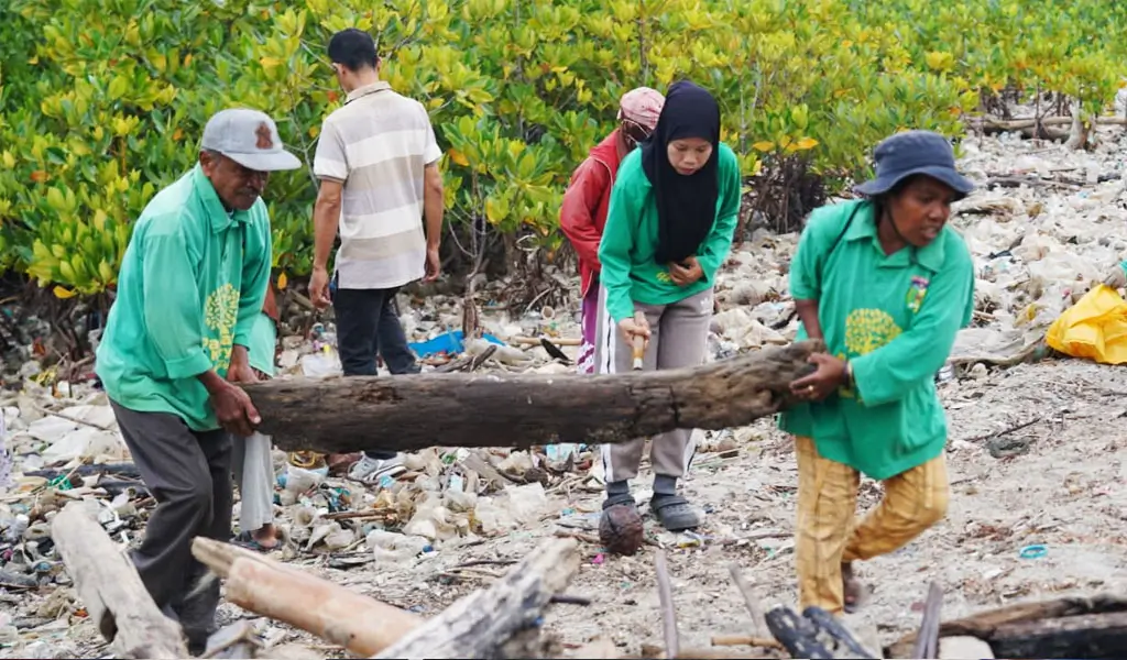 Relawan mengumpulkan sampah potongan kayu pada aksi Beach Clean Up di Pantau Dupa, Layana Indah Palu, Jumat (30/1/2026). (©Prokopim Setda Kota Palu/Iwan)