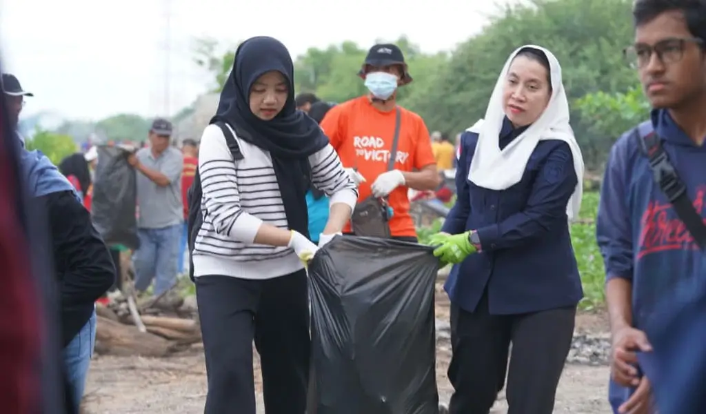 Wawali Palu Imelda Liliana Muhidin (kedua kanan) ikut mengangkat sampah pada aksi Beach Clean Up di Pantau Dupa, Layana Indah Palu, Jumat (30/1/2026). (©Prokopim Setda Kota Palu/Iwan)