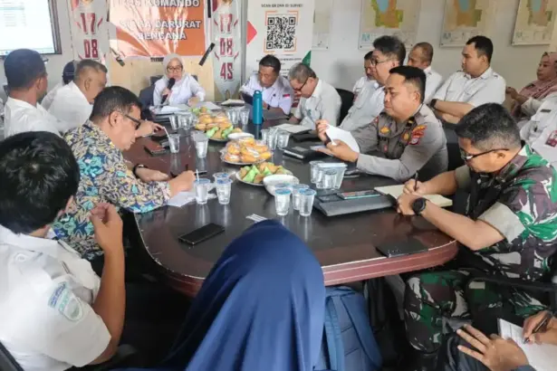 Sekda Kota Palu memimpin rapat status bencana banjir di Palu, Rabu (21/1/2026). (©Prokopim Setda Kota Palu/Iwan)