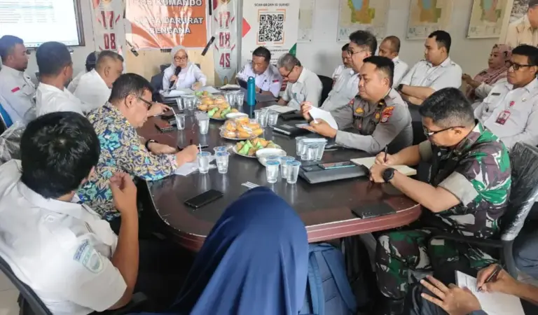 Sekda Kota Palu memimpin rapat status bencana banjir di Palu, Rabu (21/1/2026). (©Prokopim Setda Kota Palu/Iwan)