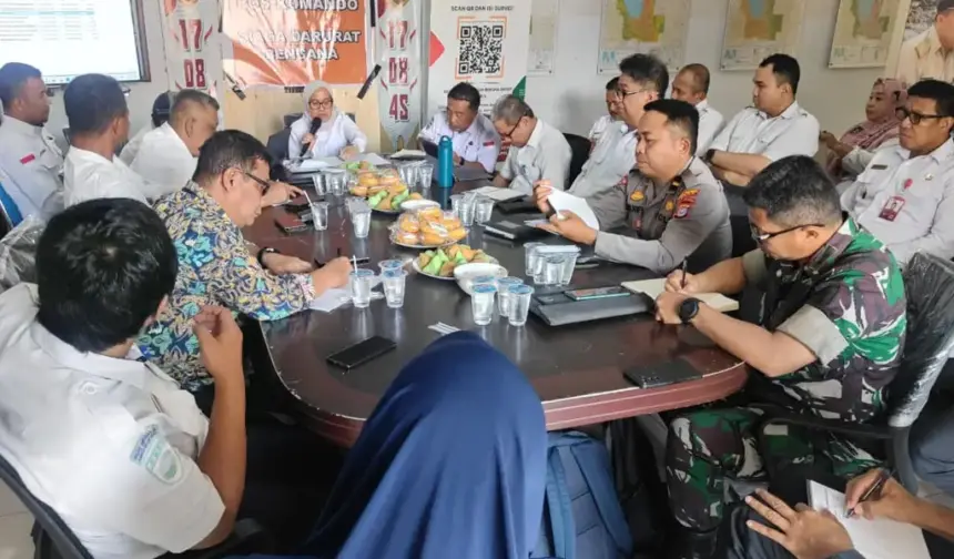 Sekda Kota Palu memimpin rapat status bencana banjir di Palu, Rabu (21/1/2026). (©Prokopim Setda Kota Palu/Iwan)