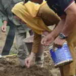 Wawali Imelda Lilianan Muhidin menama bawang merah untuk program pemenuhan kebutuhan lokal di Petobo, Palu, Senin (12/1/2026). (©Prokopim Setda Kota Palu/Imron)