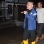 Wali Kota Palu Hadianto Rasyid saat meninjau banjir di Tawaeli, Minggu (11/1/2026) malam. (©Prokopim Setda Kota Palu)