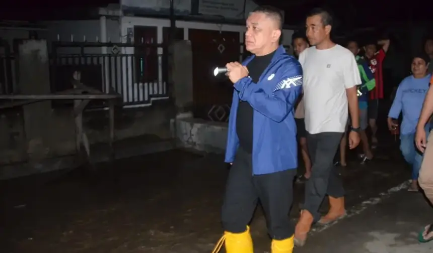 Wali Kota Palu Hadianto Rasyid saat meninjau banjir di Tawaeli, Minggu (11/1/2026) malam. (©Prokopim Setda Kota Palu)