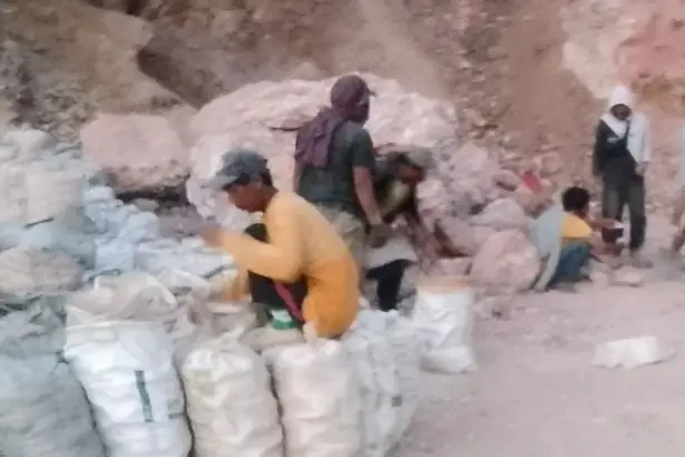 Aktivitas penambangan emas oleh warga di Poboya. (©Nasir)