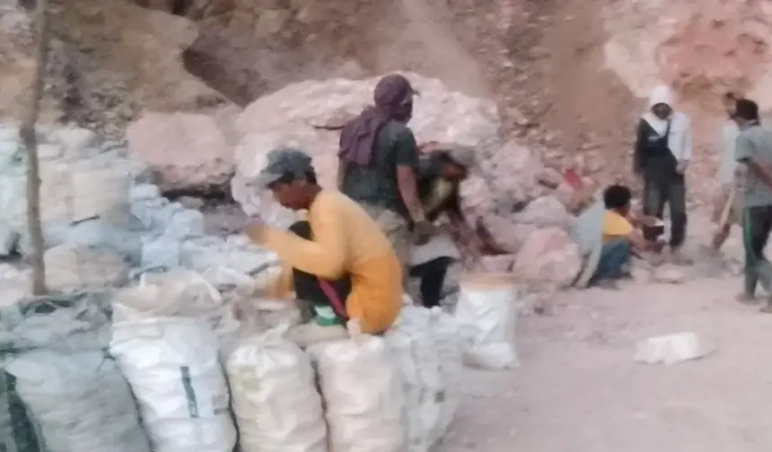 Aktivitas penambangan emas oleh warga di Poboya. (©Nasir)