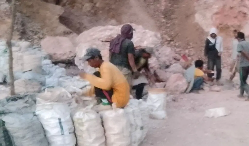 Aktivitas penambangan emas oleh warga di Poboya. (©Nasir)