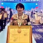 Brigpol Akyko Kapito menunjukkan piagam penghargaan atas prestasinya meraih medali di SEA Games Thailand. (©Humas Polda Sulteng)