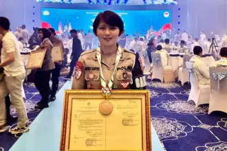 Brigpol Akyko Kapito menunjukkan piagam penghargaan atas prestasinya meraih medali di SEA Games Thailand. (©Humas Polda Sulteng)