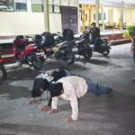 Dua pemuda pembawa parang melakukan push-up setelah diamankan Polisi Perintis Polda Sulteng di Palu, Minggu (25/1/2026). (©Humas Polda Sulteng)