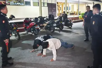 Dua pemuda pembawa parang melakukan push-up setelah diamankan Polisi Perintis Polda Sulteng di Palu, Minggu (25/1/2026). (©Humas Polda Sulteng)