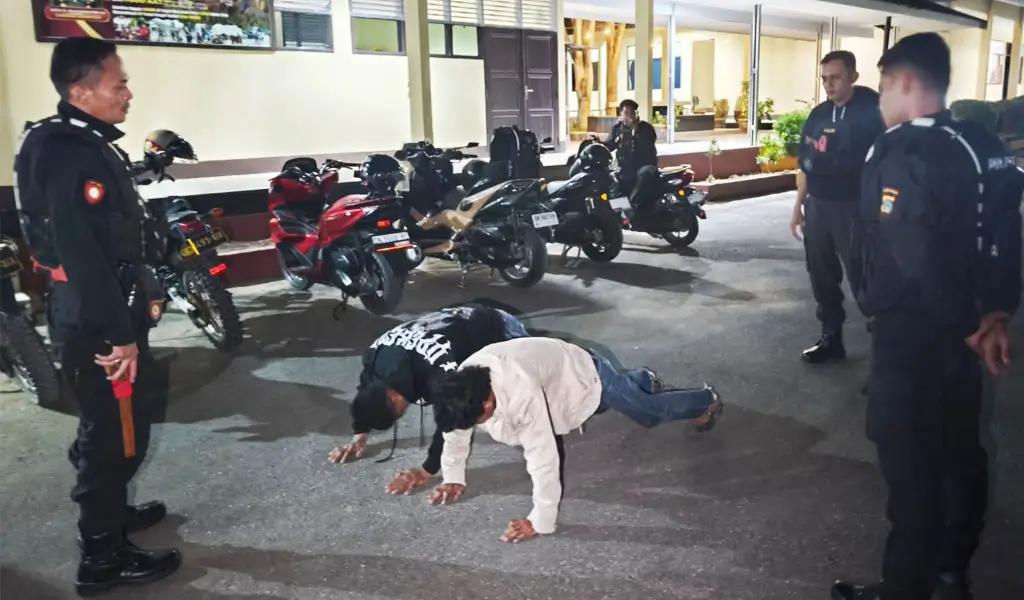 Polisi Perintis Polda Sulteng Amankan Dua Pengendara Bawa Parang