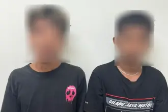 Dua warga Palu masing-masing berinisial IA dan RT yang ditangkap Ditresnarkoba Polda Sulteng di Kayumalue, Kota Palu, Jumat (30/1/2026). (© Ditresnarkoba Polda Sulteng)