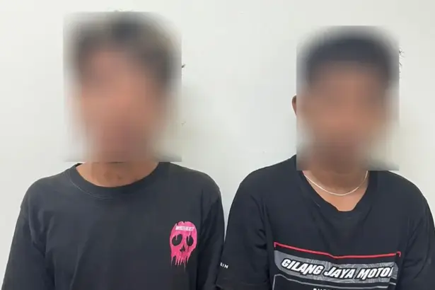 Dua warga Palu masing-masing berinisial IA dan RT yang ditangkap Ditresnarkoba Polda Sulteng di Kayumalue, Kota Palu, Jumat (30/1/2026). (© Ditresnarkoba Polda Sulteng)