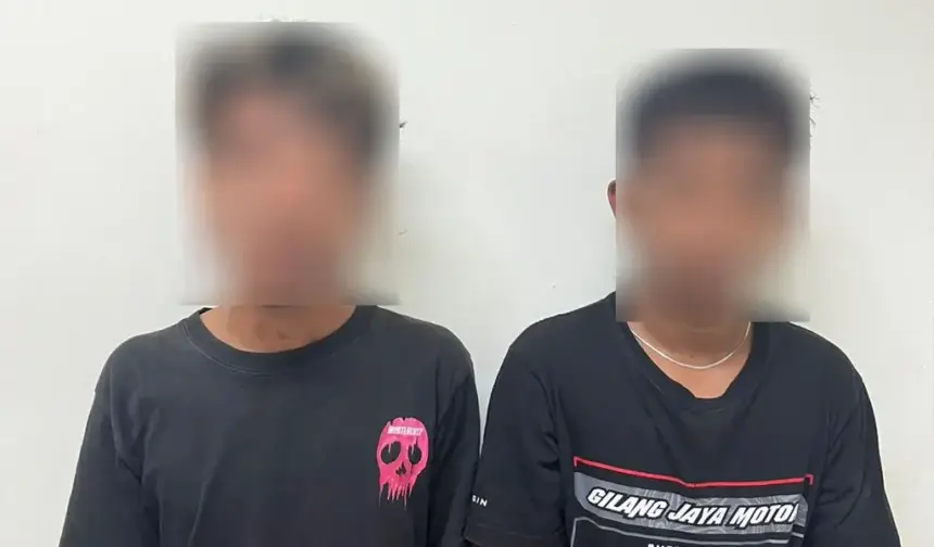Dua warga Palu masing-masing berinisial IA dan RT yang ditangkap Ditresnarkoba Polda Sulteng di Kayumalue, Kota Palu, Jumat (30/1/2026). (© Ditresnarkoba Polda Sulteng)