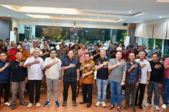 Kapolda Sulteng Irjen Pol ENdi Sutendi bersama sejumlah insan pers dalam silaturahmi di Palu, JUmat (23/1/2026) malam. (©Humas Polda Sulteng)