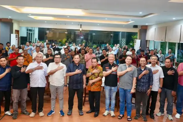 Kapolda Sulteng Irjen Pol ENdi Sutendi bersama sejumlah insan pers dalam silaturahmi di Palu, JUmat (23/1/2026) malam. (©Humas Polda Sulteng)