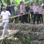 Kapolda Sulteng Irjen Pol Endi Sutendi meninjau pembangunan jembatana sementara di lokasi bencana Desa Wani, Donggala, Selasa (13/1/2026). (©Humas Polda Sulteng)