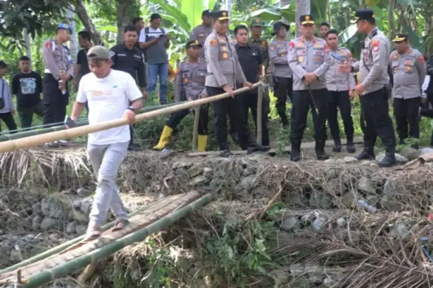 Kapolda Sulteng Irjen Pol Endi Sutendi meninjau pembangunan jembatana sementara di lokasi bencana Desa Wani, Donggala, Selasa (13/1/2026). (©Humas Polda Sulteng)
