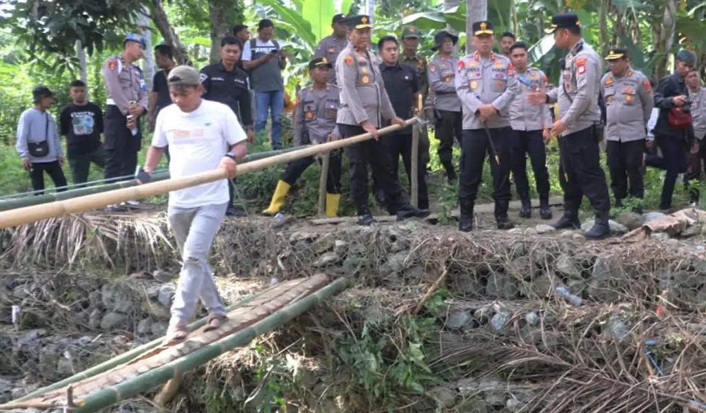 Kapolda Sulteng Tinjau Pembangunan Jembatan Sementara di Donggala